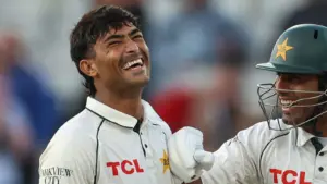 Batters keep Pakistan in the hunt in final England Test
